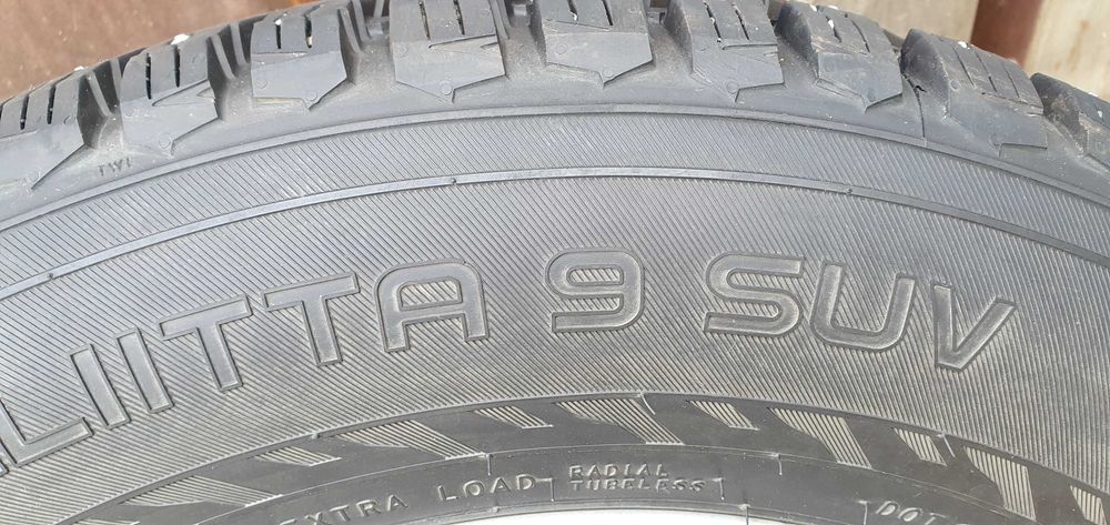 Продам зимние шипованные шины Nokian Tyres Hakkapeliitta 9
