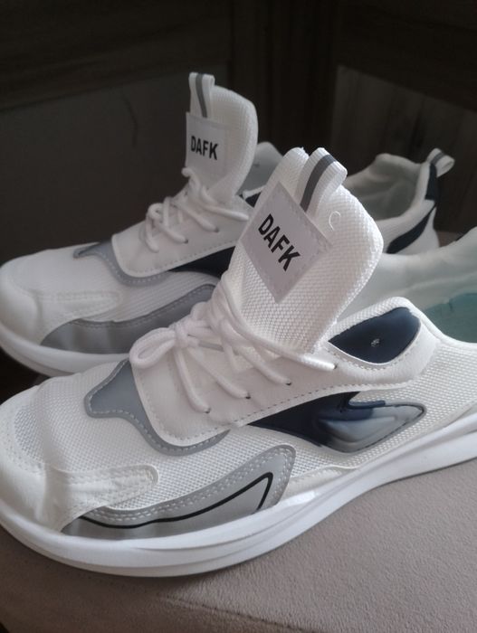 Продам мужские кроссовки