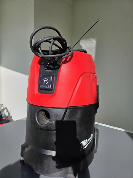Aspirator milwaukee AS 2-250 ELCP CU BĂTAIE