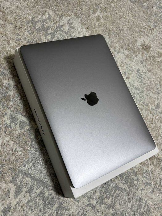 MacBook M1 8/256