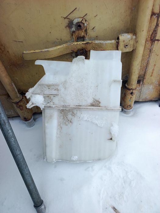 Бачек омывателя Тойота Ипсум Toyota Ipsum