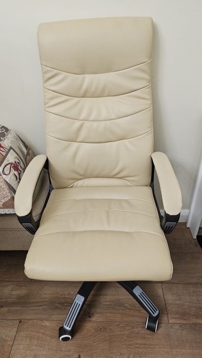 Кожаное кресло в отличном состоянии