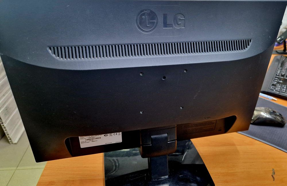 Монитор LG Flatron диагональ 20