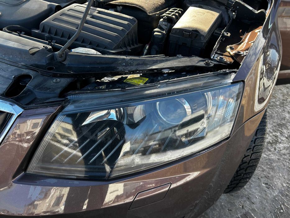 Far faruri stanga dreapta  Skoda Octavia 3 Xenon COD - 5E1941015B