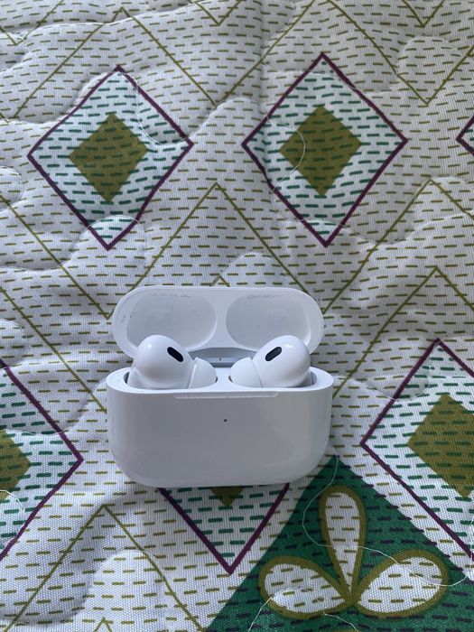оригинальные Airpods pro.