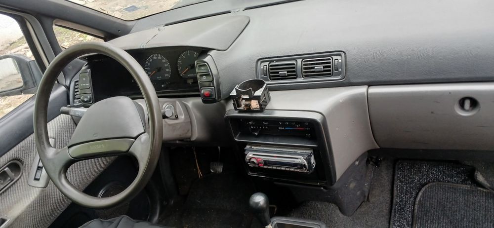 Nissan prairie 2.0i gas