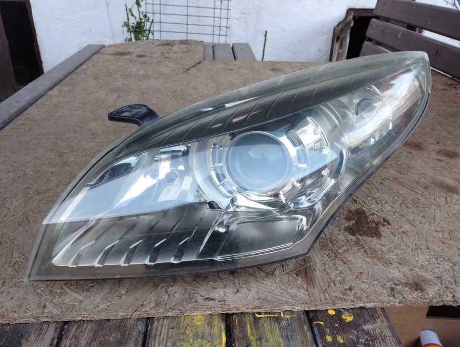 Far Stanga cu lupa Xenon Renault Megane 3 2008 - 2016