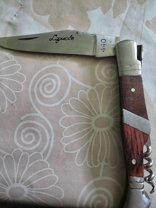 Продавам три джобни ножчета.