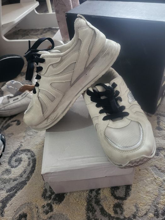 Продавец обувь разную