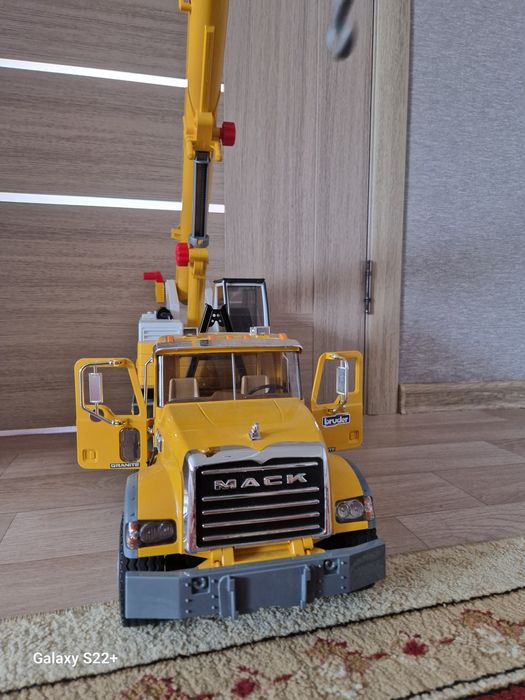 Машинка кран    liebherr