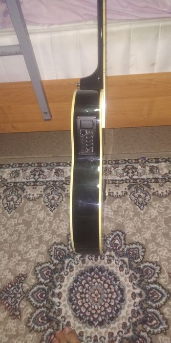 Yangi gitara sotiladi