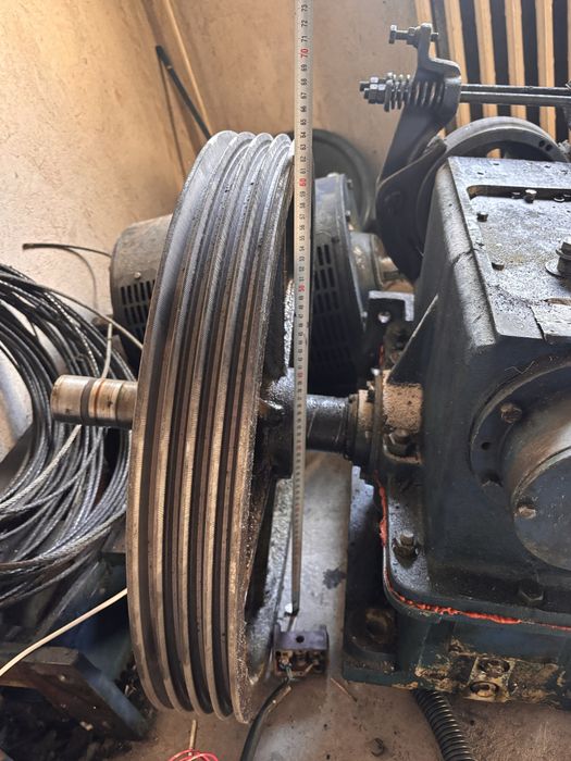 Motor cu reductor, troliu și suport pentru lift 4 kW – 2 seturi disponibile