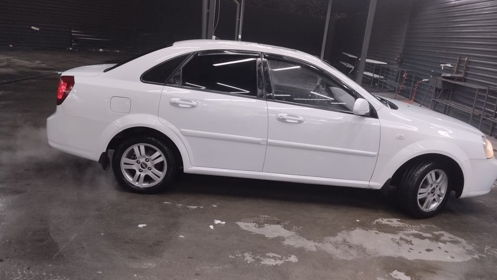 Lasetti 1.8 sotiladi