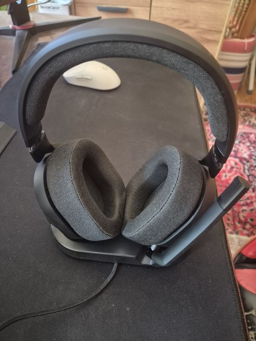 Fractal Design Scape Wireless Gaming Headset – ca nouă, folosită 3 luni, cu dock de încărcare.