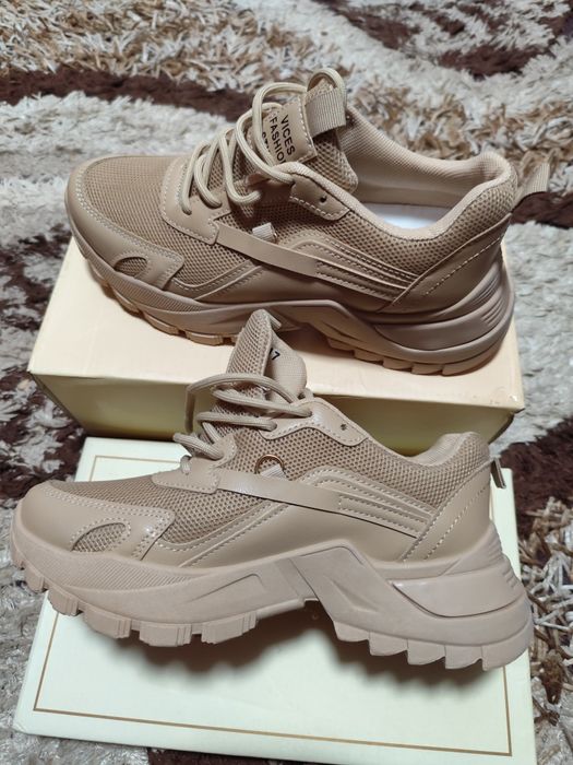 Adidași noi 38. Bej.