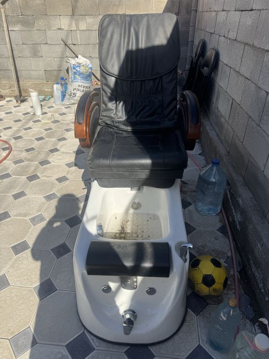 кресло для педикюра в салоне