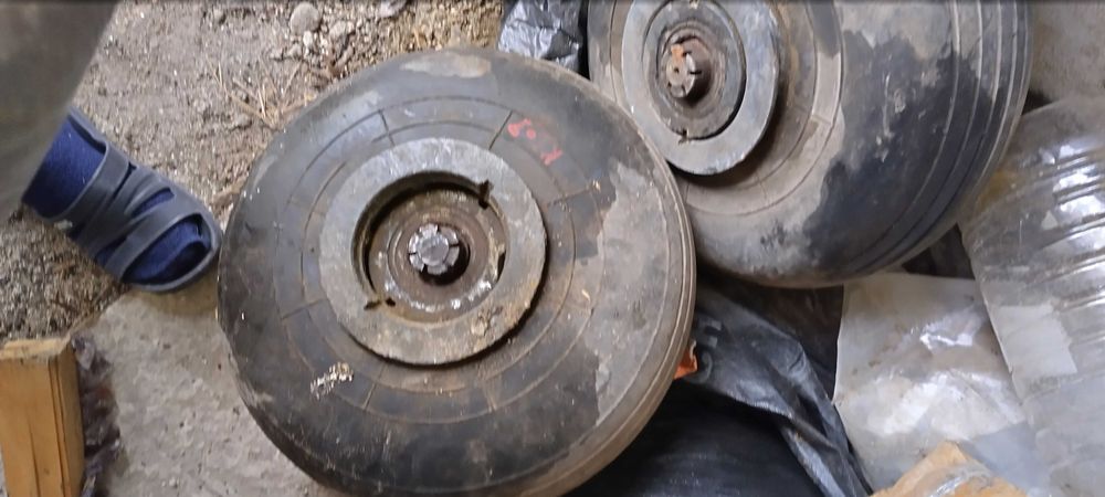 Самолетни гуми 2 бр.