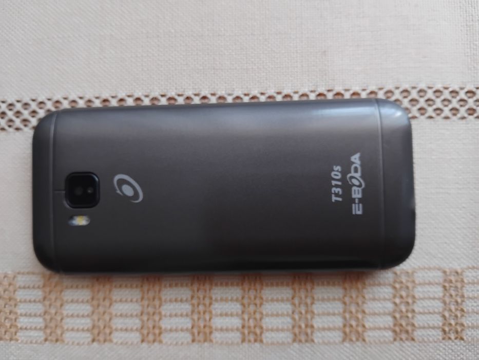 Telefon E-boda cu încărcător
