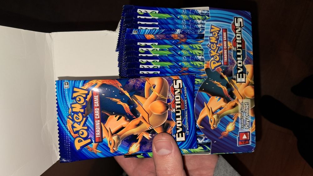 Pokemon Evolutions карти със протектори и пакети чисто нови