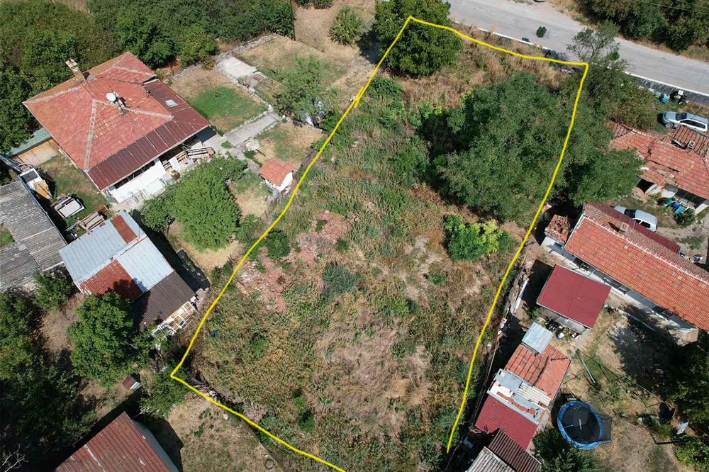 Продава парцел в Центъра на с.Петърч