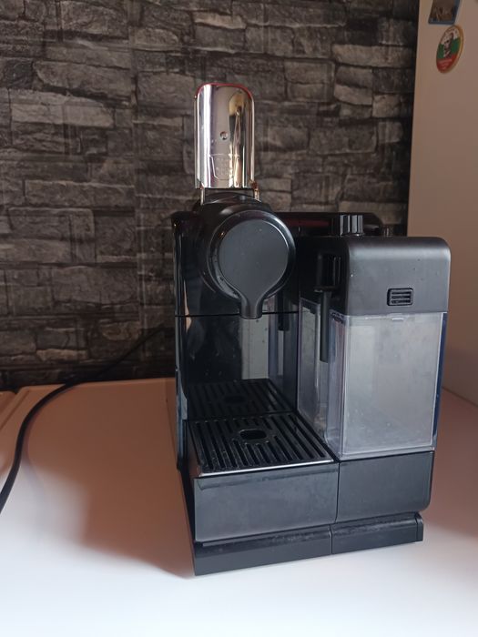 Кафемашина с капсули Nespresso Lattissima Touch EN560