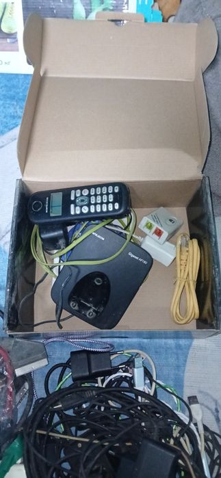Încărcătoare vechi de telefoane și diverse