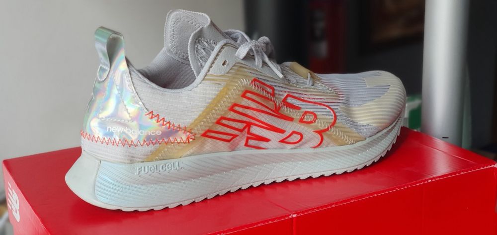 Кроссовки New Balance FuelCell Echolucent