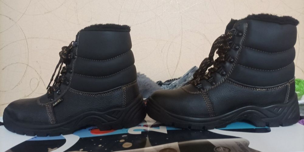 Срочно продам мужские ботинки.
