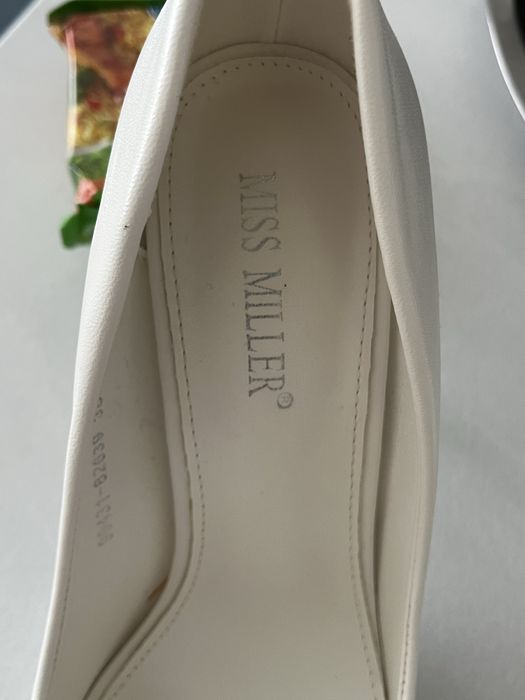 Продаю каблук белый 38размер