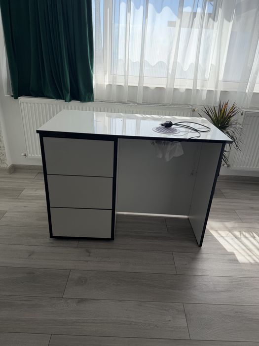 Vând masă de manichiură realizată pe comandă, ideală pentru un salon modern și elegant.