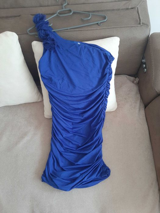 Набрана рокля с един ръкав