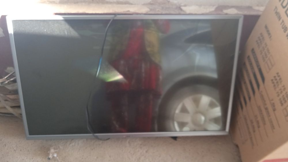 Shivaki televizor TV led 43 A/9000 ekran singan