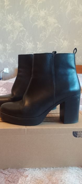 Продам женские ботинки