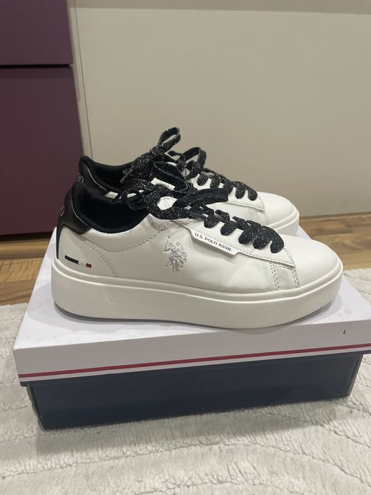 Оригинални бели обувки Nike и на Polo ASSN.