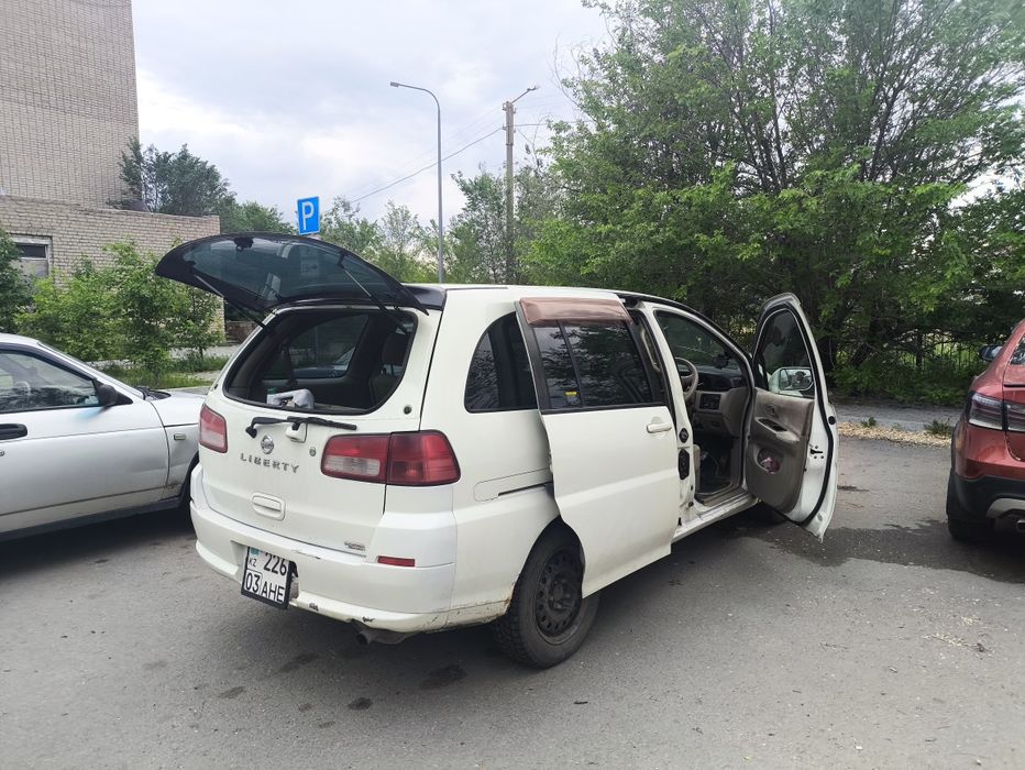 Nissan liberty 2001 года