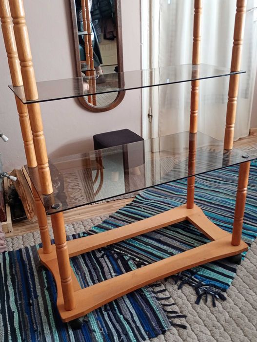 Dulap cu rafturi din sticlă