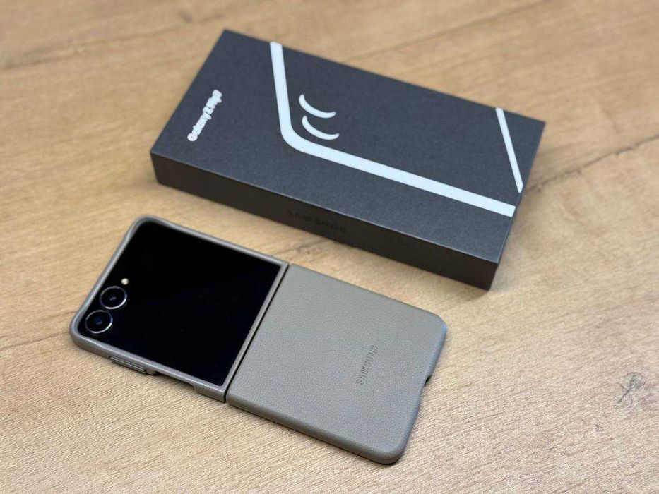 Samsung Galaxy Z Flip 7, как новый, чёрный цвет, память 512 GB.