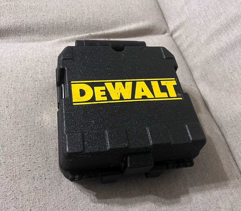Nivela laser DeWalt DW088 cu 2 linii rosii si autonivelare cu precizie