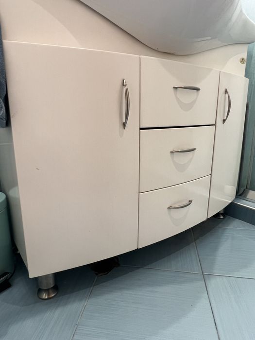 Шкаф с мивка за баня