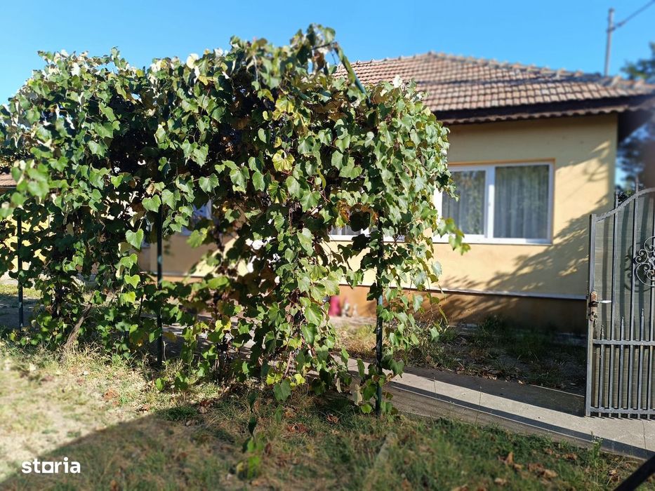Casa + teren Pielesti deschidere 18m,1100mp,toate utilitatile