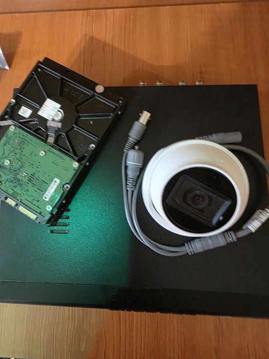 Vindem sistem complet camere video cu8 întrări monitor dvr microfoane