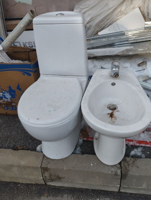 Продам унитаз и биде.б/у.по 5000 за шт.