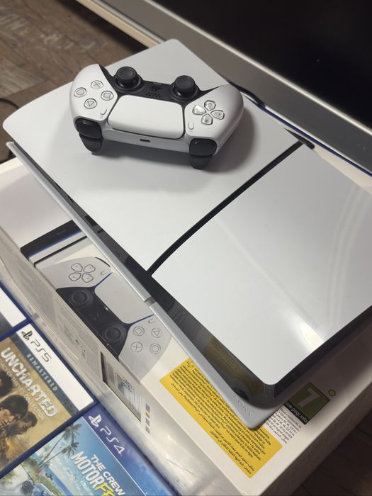 PlayStation 5 Slim + 8 игри