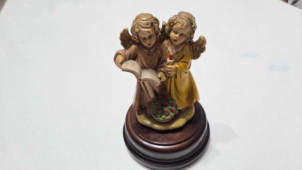 Mica statueta muzicala cu ingerasi