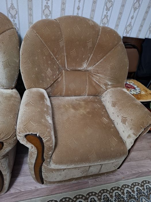 Продам диван с креслами