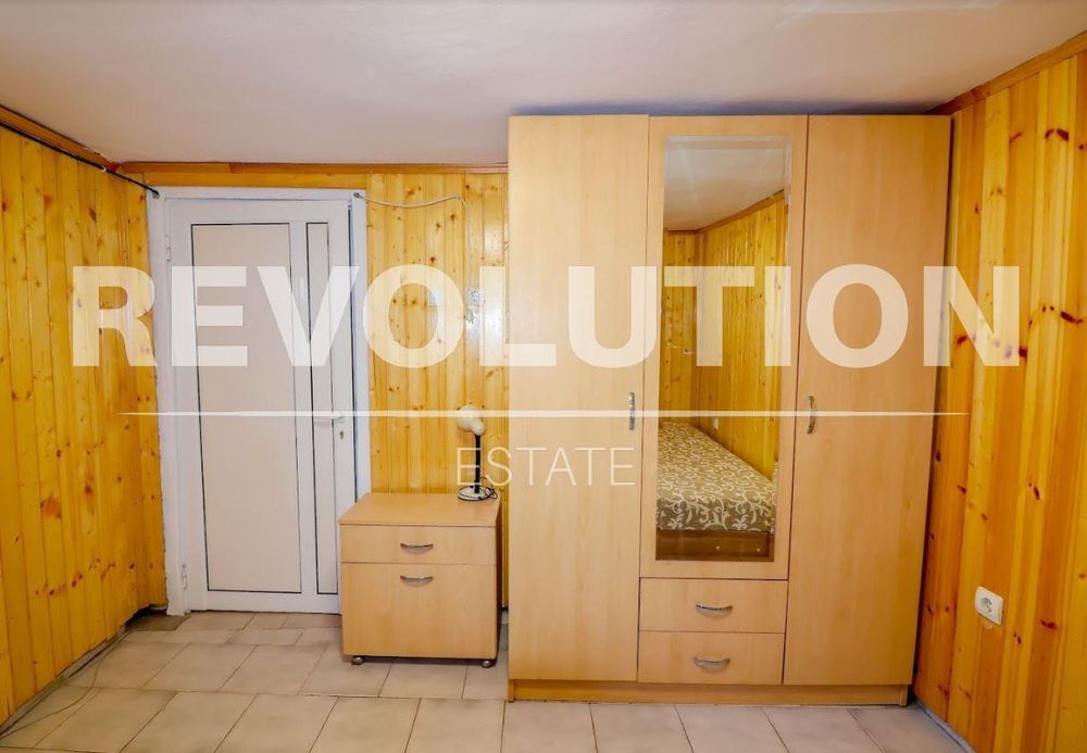 Тристаен апартамент в района на Цветен квартал!