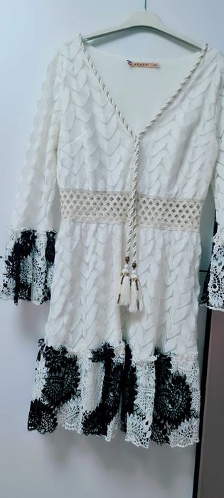 Ефектна Бохо Рокля с
Дантела и Широки Ръкави