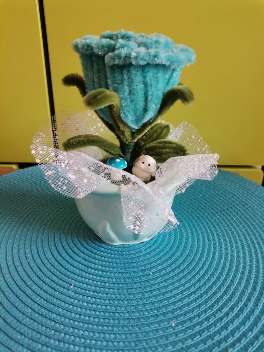 Керамична кашпа с цвете