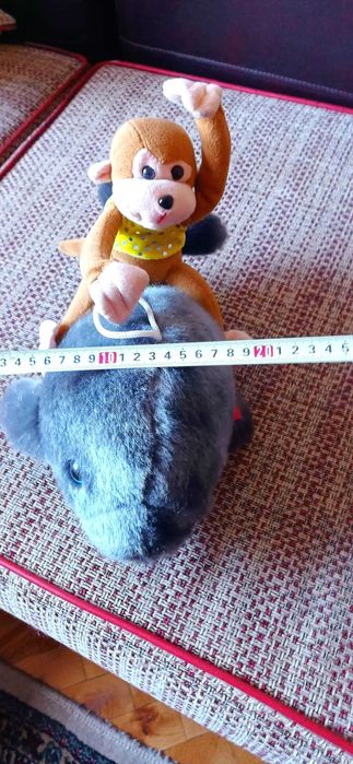 Плюшена играчка делфинче и маймуна