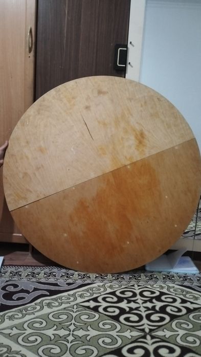 Круглый стол для гостей